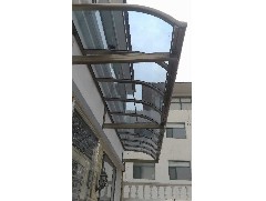鋁合金聚碳酸酯板陽(yáng)光雨棚的使用周期和優(yōu)勢(shì)特點(diǎn)